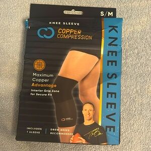 New copper compression knee sleeve. Size sm/med.